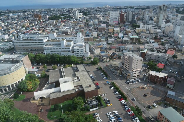 Photo vue d'angle élevé de la rue au milieu des bâtiments de la ville