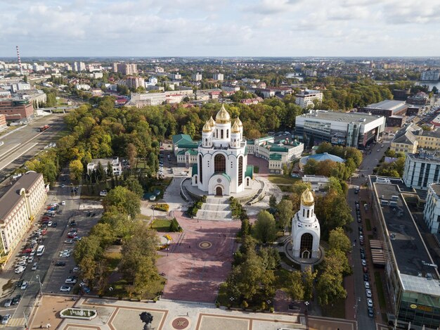 Vue d'angle élevé de la rue au milieu des bâtiments de la ville