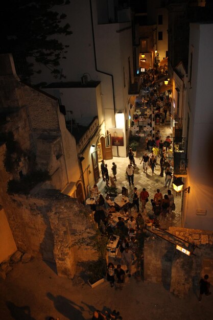 Photo vue d'angle élevé de la rue éclairée au milieu des bâtiments la nuit