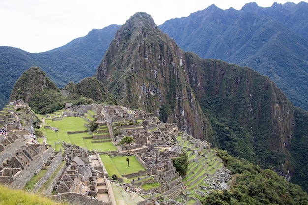 Vue d'angle élevé des ruines des montagnes