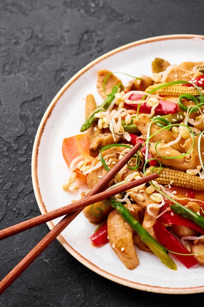 Vue d'angle élevé de la salade dans l'assiette sur la table