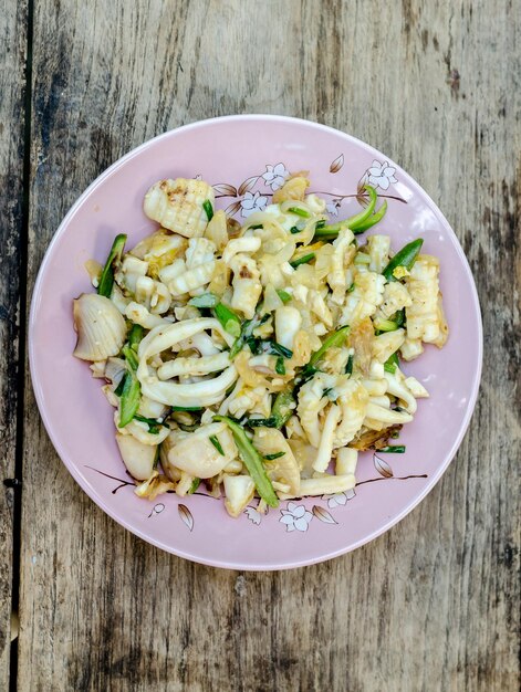 Photo vue d'angle élevé de la salade dans l'assiette sur la table