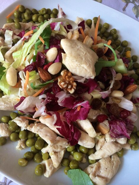 Vue d'angle élevé de la salade dans l'assiette