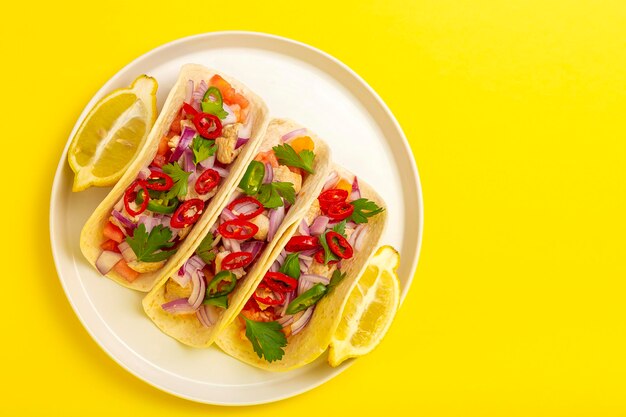 Vue d'angle élevé de la salade de fruits dans l'assiette