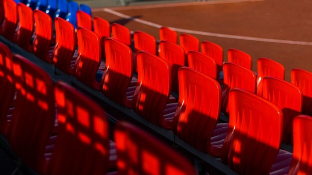 Vue d'angle élevé des sièges rouges vides au stade