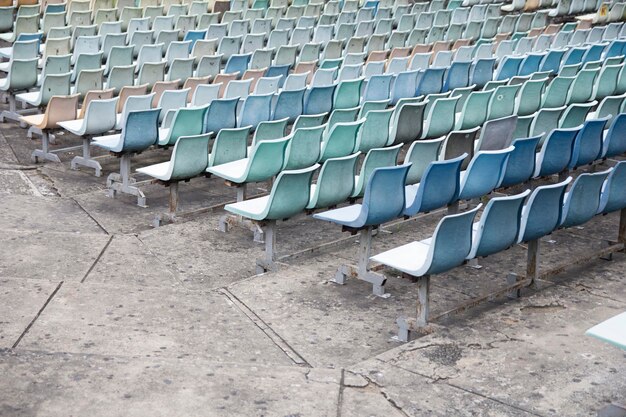 Vue d'angle élevé des sièges vides au stade