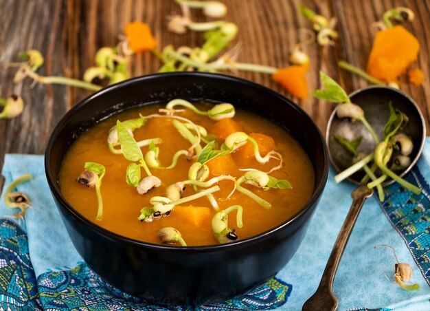 Photo vue d'angle élevé de la soupe dans le bol sur la table