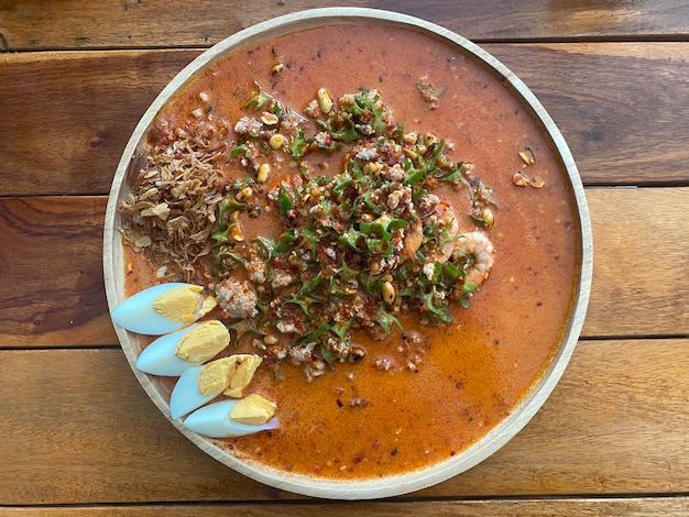 Vue d'angle élevé de la soupe dans le bol sur la table