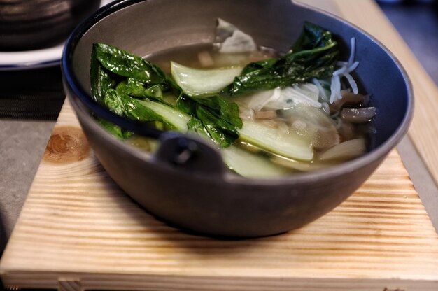 Vue d'angle élevé de la soupe dans le bol sur la table