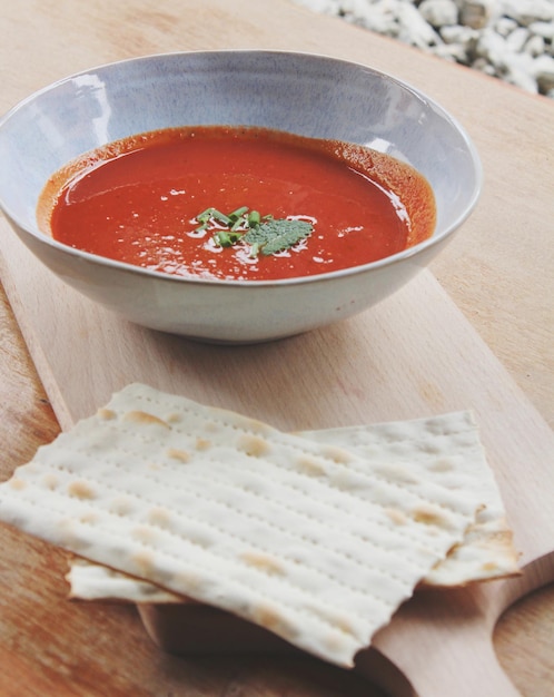 Vue d'angle élevé de la soupe dans le bol sur la table