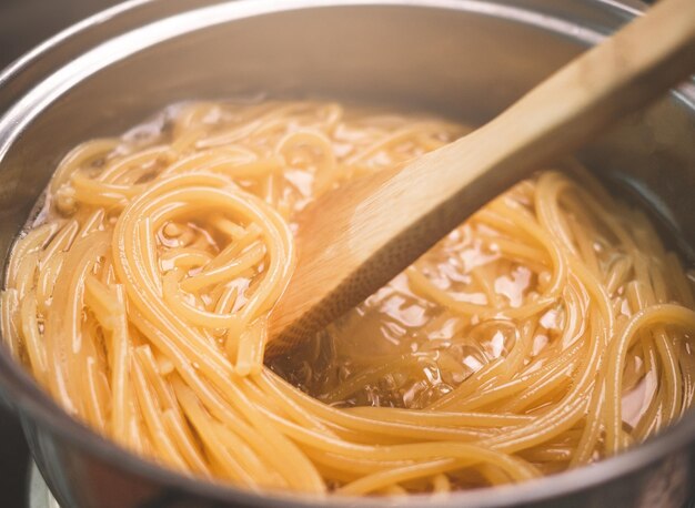 Vue d'angle élevé de la soupe dans le bol