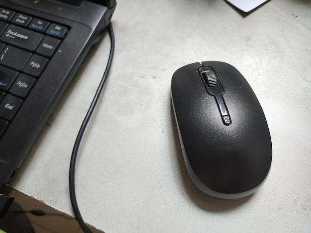 Vue à angle élevé de la souris d'ordinateur sur la table