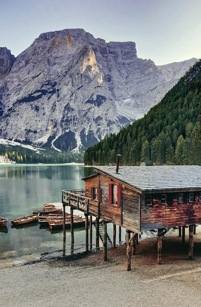 Vue d'angle élevé de la structure construite par le lac