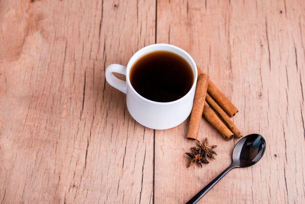 Vue d'angle élevé de la tasse de café sur la table