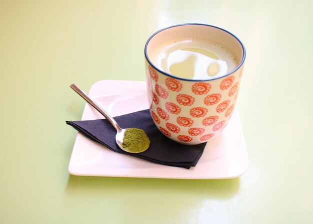 Vue d'angle élevé de la tasse de café sur la table