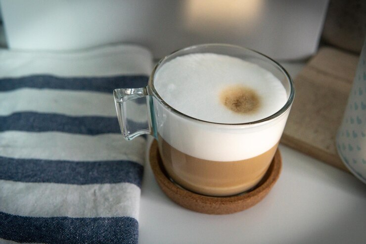 Photo vue d'angle élevé de la tasse de café sur la table