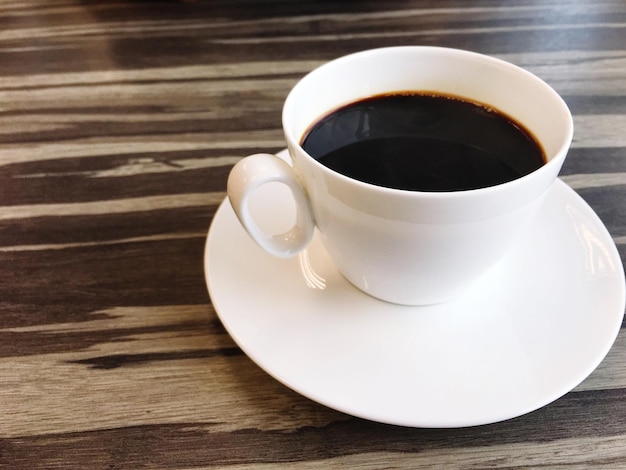 Vue d'angle élevé de la tasse de café sur la table