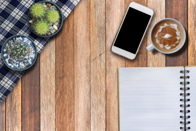 Vue d'angle élevé de la tasse de café sur la table