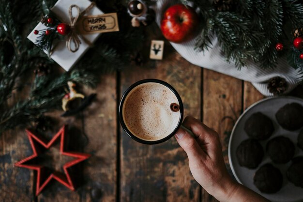 Vue d'angle élevé de la tasse de café sur la table