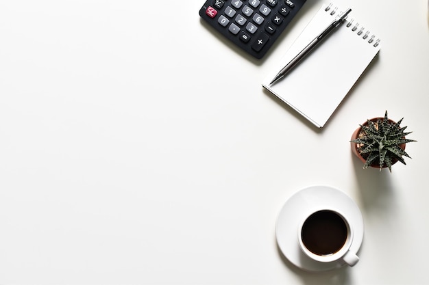 Vue d'angle élevé de la tasse de café sur la table