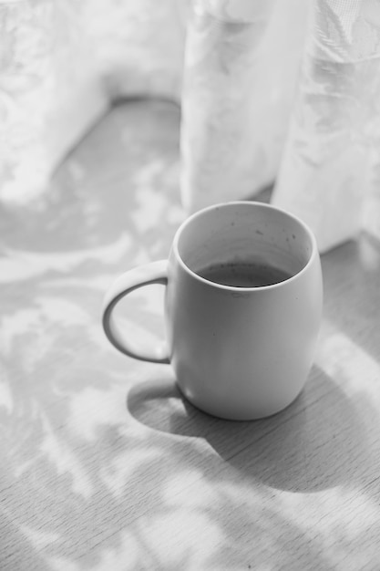 Photo vue d'angle élevé de la tasse de café sur la table