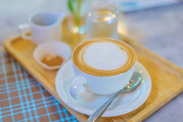 Vue d'angle élevé de la tasse de café sur la table