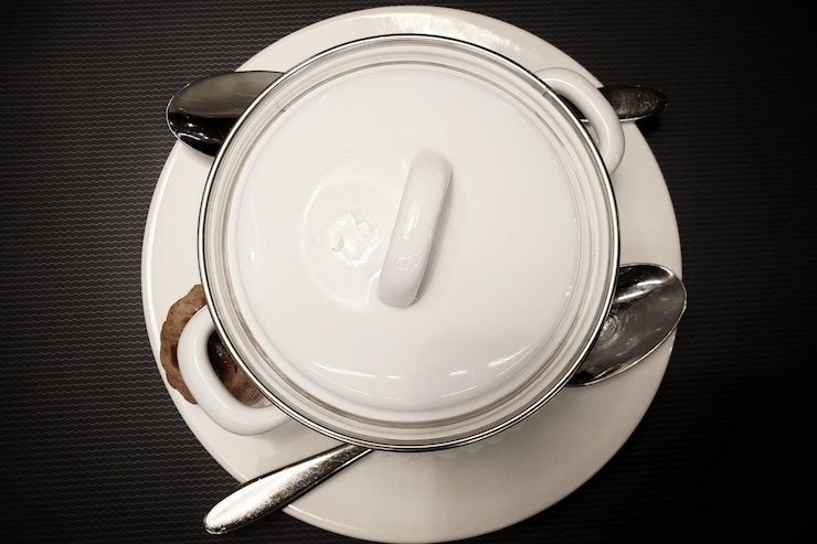 Photo vue d'angle élevé de la tasse de soupe sur la table