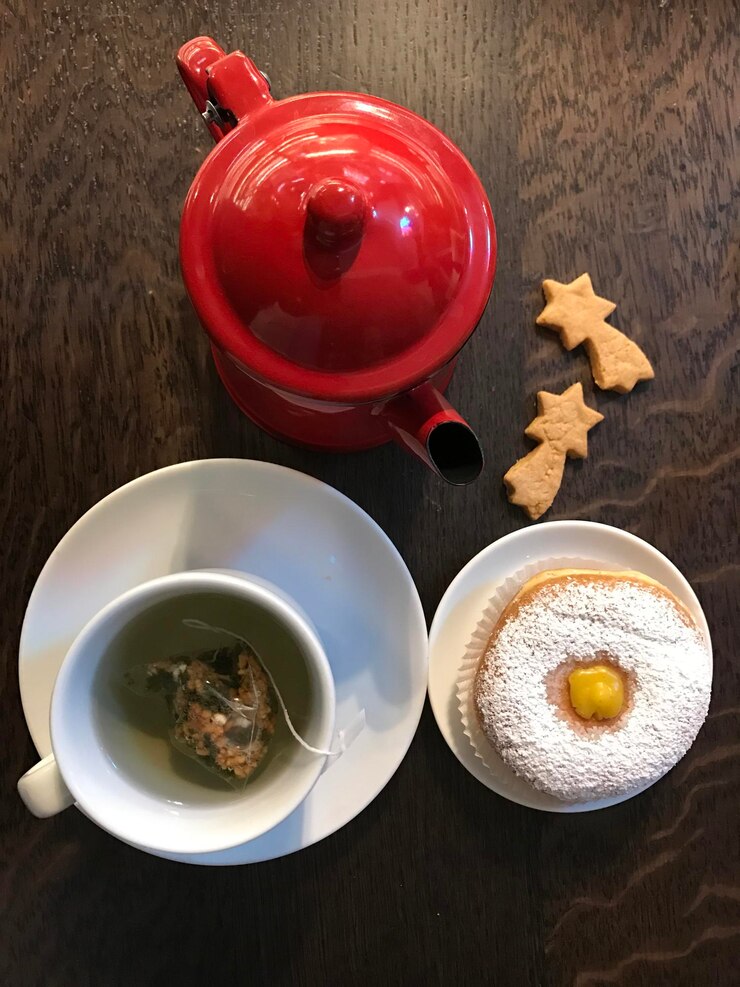 Photo vue d'angle élevé de la tasse de thé avec un donut sur la table