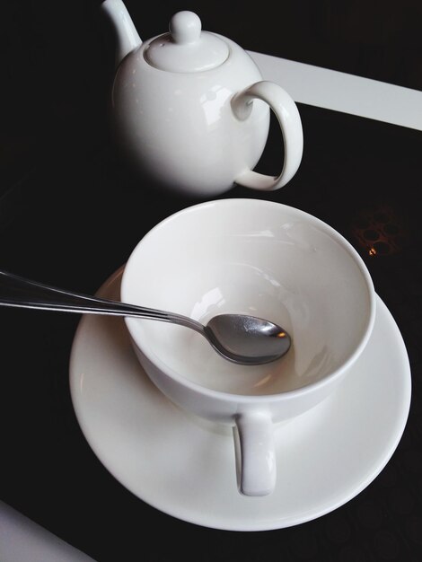 Photo vue d'angle élevé de la tasse de thé sur la table