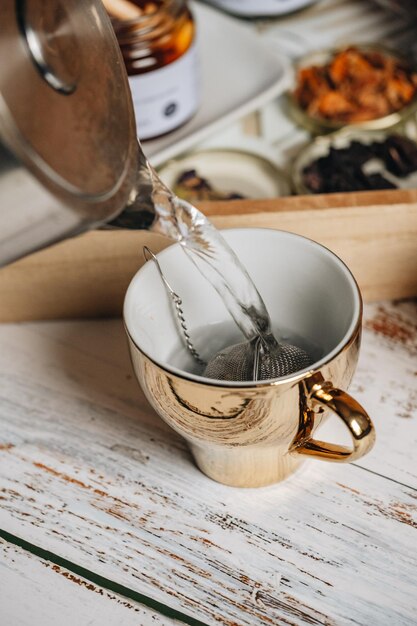 Vue d'angle élevé de la tasse de thé sur la table