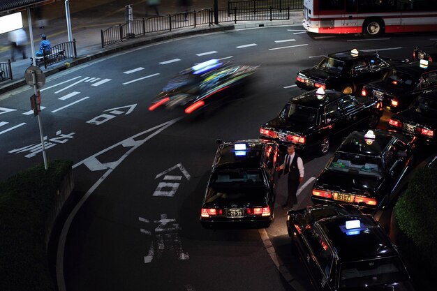 Photo vue d'angle élevé des taxis sur la route la nuit