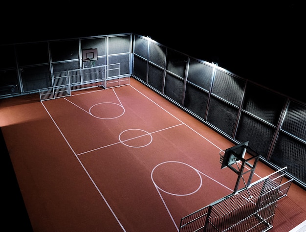 Vue d'angle élevé d'un terrain de basket-ball éclairé
