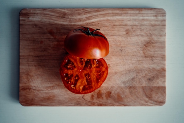 Vue d'angle élevé de la tomate sur la planche à couper