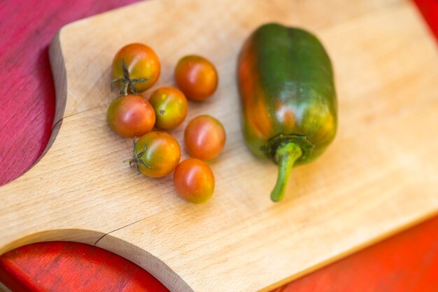 Photo vue d'angle élevé des tomates sur la planche à couper