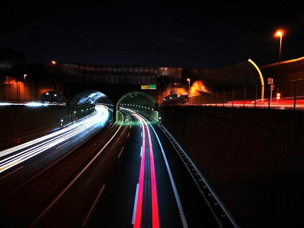 Photo vue d'angle élevé des traces de lumière sur la route la nuit