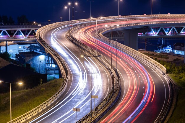 Vue d'angle élevé des traces de lumière sur la route la nuit