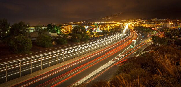 Photo vue d'angle élevé des traces de lumière sur la route la nuit