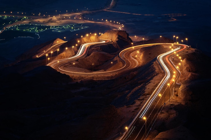 Photo vue d'angle élevé des traces de lumière sur la route la nuit