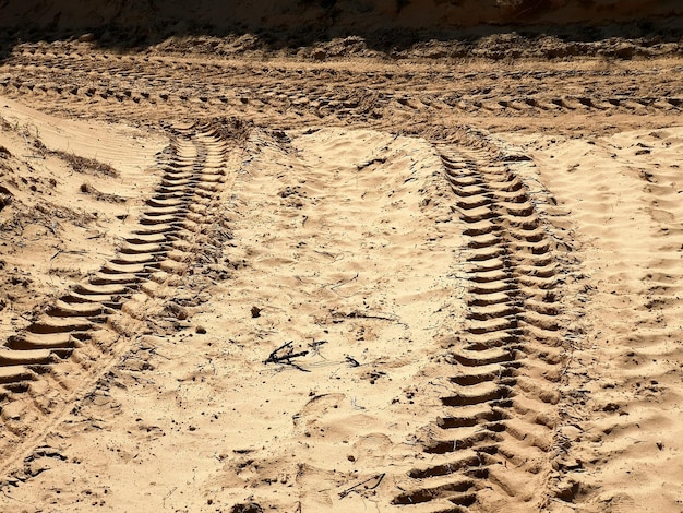 Photo vue d'angle élevé des traces de pneus sur route de terre