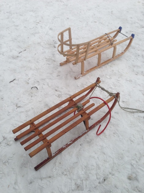 Photo vue d'angle élevé des traîneaux en bois sur la neige