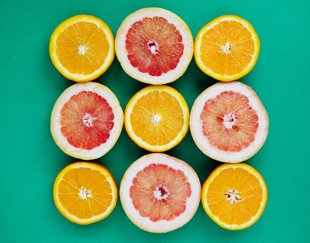 Vue d'angle élevé des tranches de fruits sur un fond vert