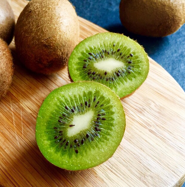 Photo vue d'angle élevé des tranches de kiwis sur la table