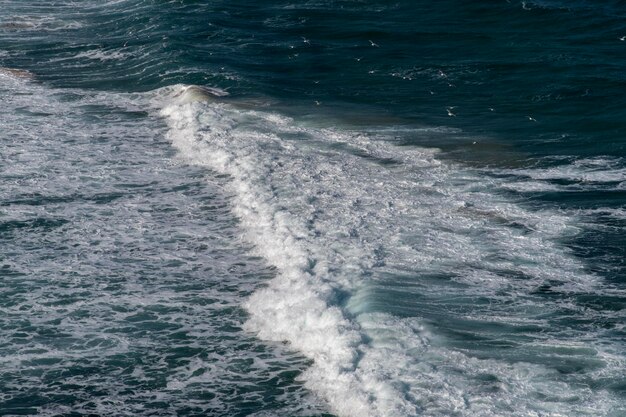 Photo vue d'angle élevé de la vague en mer