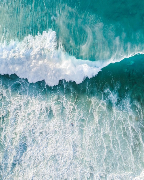 Vue d'angle élevé de la vague en mer