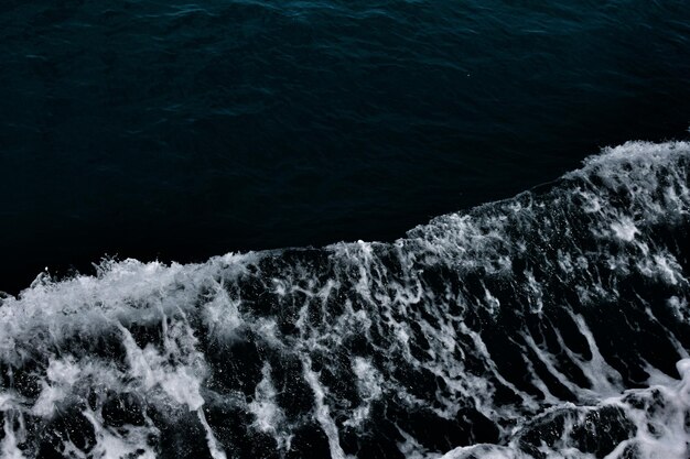 Vue d'angle élevé des vagues de mer éclaboussant sur les rochers