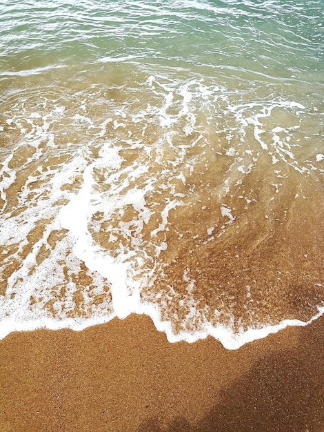 Vue d'angle élevé des vagues sur la plage