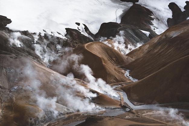 Vue d'angle élevé de la vapeur émise par les montagnes volcaniques