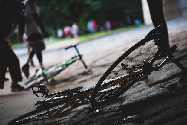 Vue d'angle élevé d'un vélo garé dans la rue