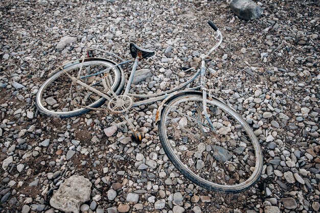 Photo vue d'angle élevé d'un vélo garé sur une pierre