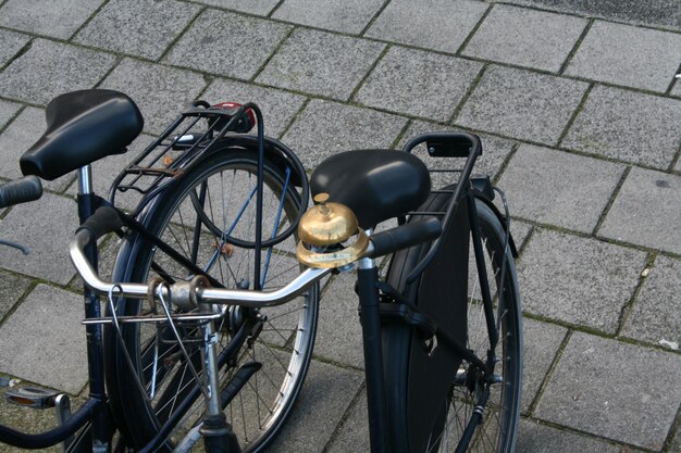 Photo vue d'angle élevé d'un vélo garé sur le trottoir